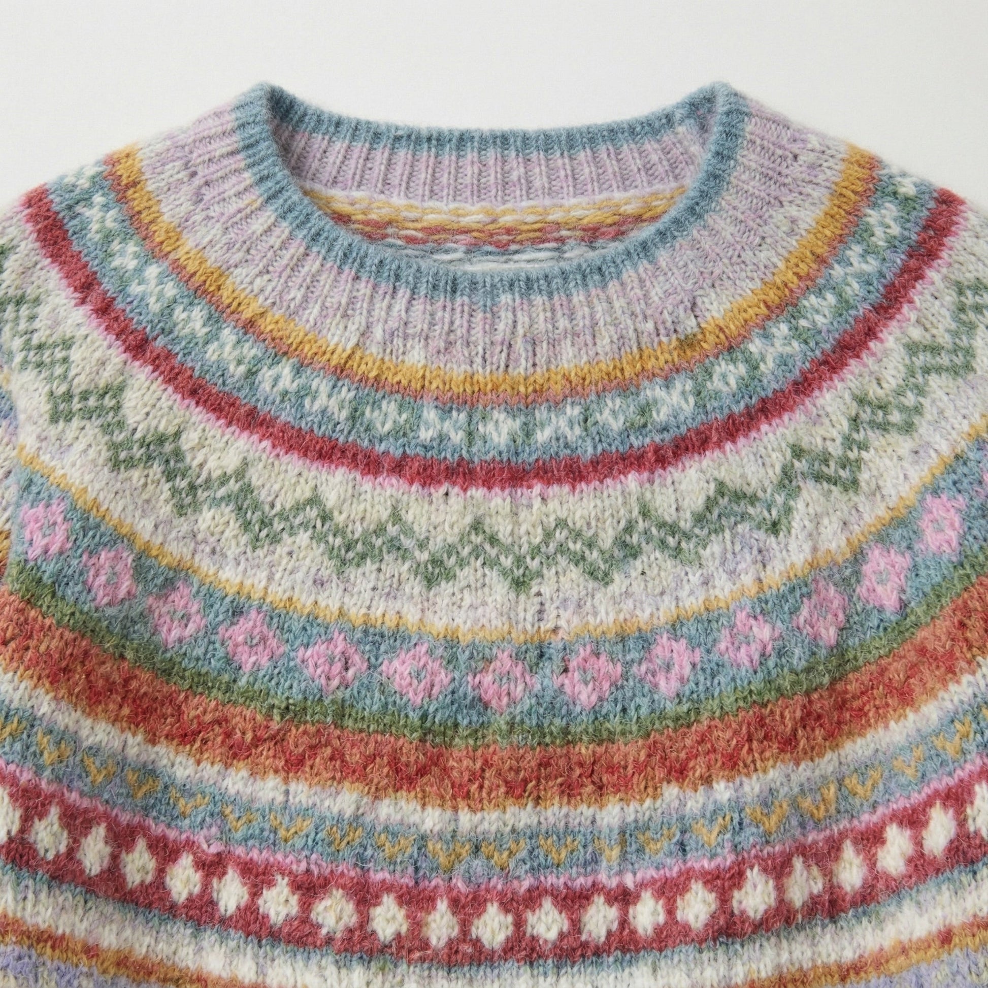 Bunter gestrickter Pullover mit Rundhalsausschnitt und traditionellem Fair-Isle-Muster, Nahaufnahme