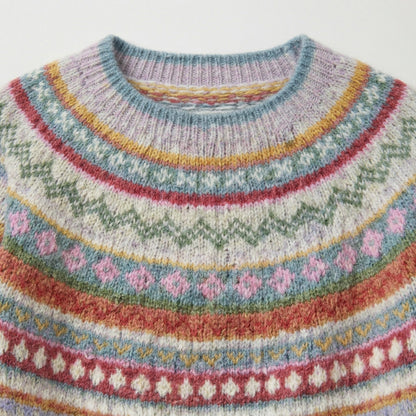 Bunter gestrickter Pullover mit Rundhalsausschnitt und traditionellem Fair-Isle-Muster, Nahaufnahme