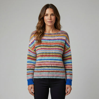 Bunter gestrickter Pullover mit Rundhalsausschnitt und blauen Bündchen, frontale Ansicht