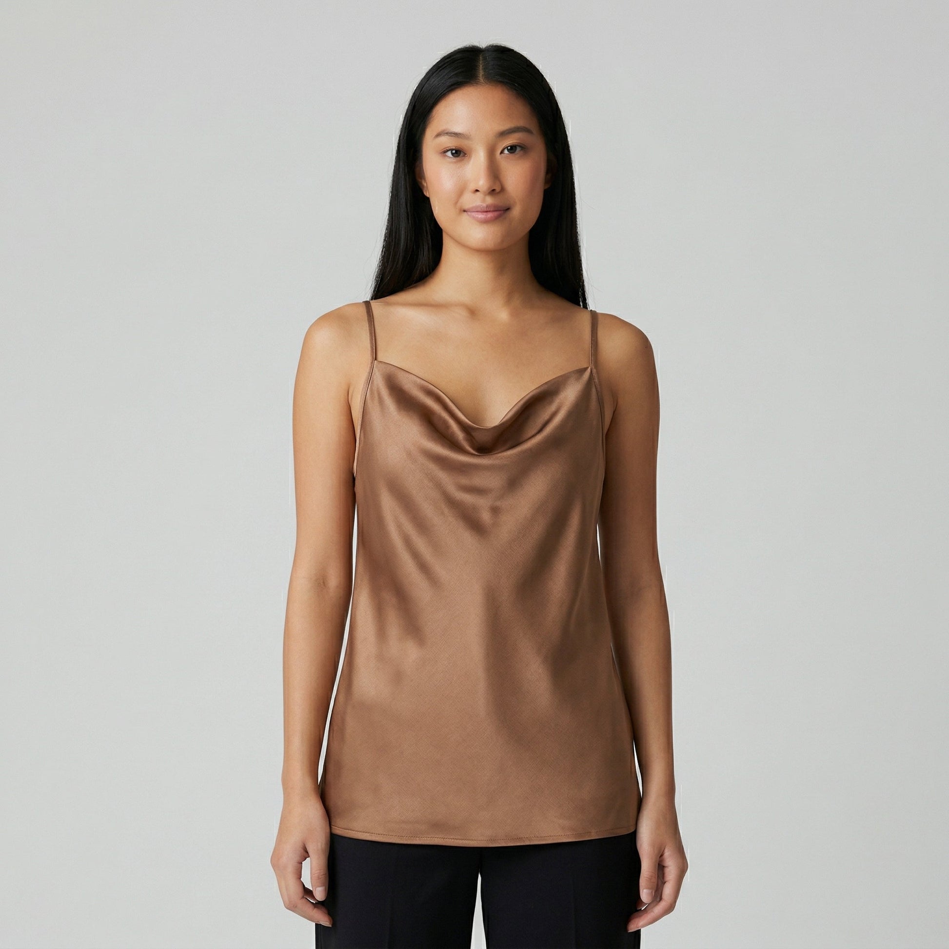 Damen braunes Satin-Top mit Wasserfallausschnitt und dünnen Spaghettiträgern, frontale Ansicht