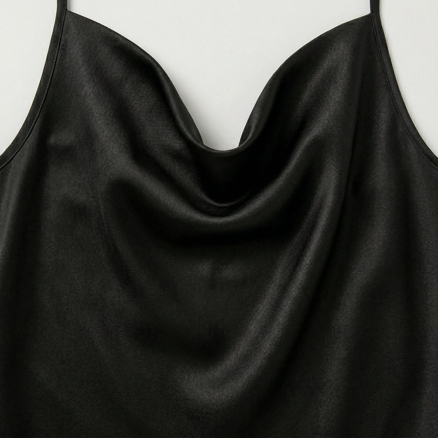 Schwarzes Satin-Camisole-Top mit Wasserfallausschnitt und Spaghettiträgern, Nahaufnahme