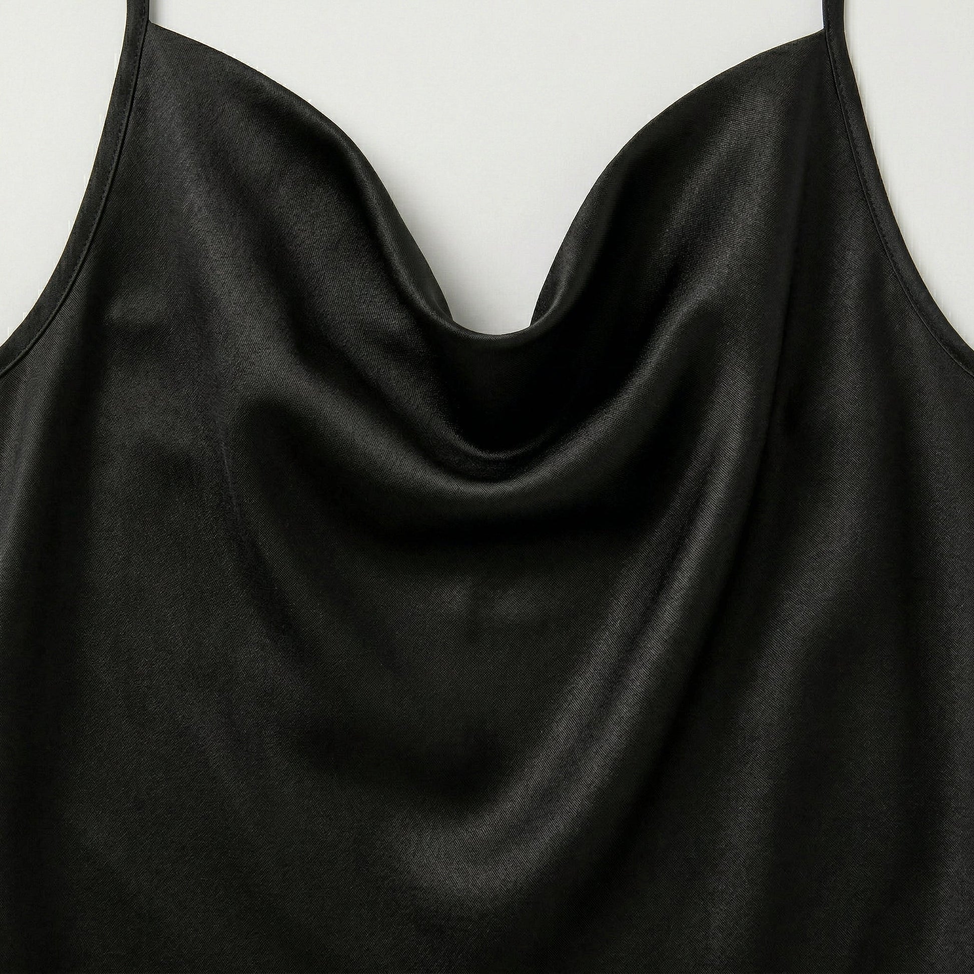 Schwarzes Satin-Camisole-Top mit Wasserfallausschnitt und Spaghettiträgern, Nahaufnahme