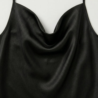 Schwarzes Satin-Camisole-Top mit Wasserfallausschnitt und Spaghettiträgern, Nahaufnahme