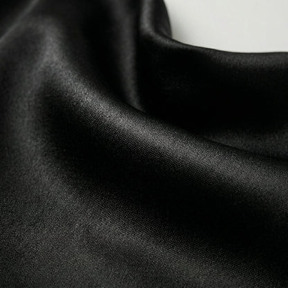 Schwarzer glänzender Satin-Stoff mit feiner Webstruktur und weichem Fall