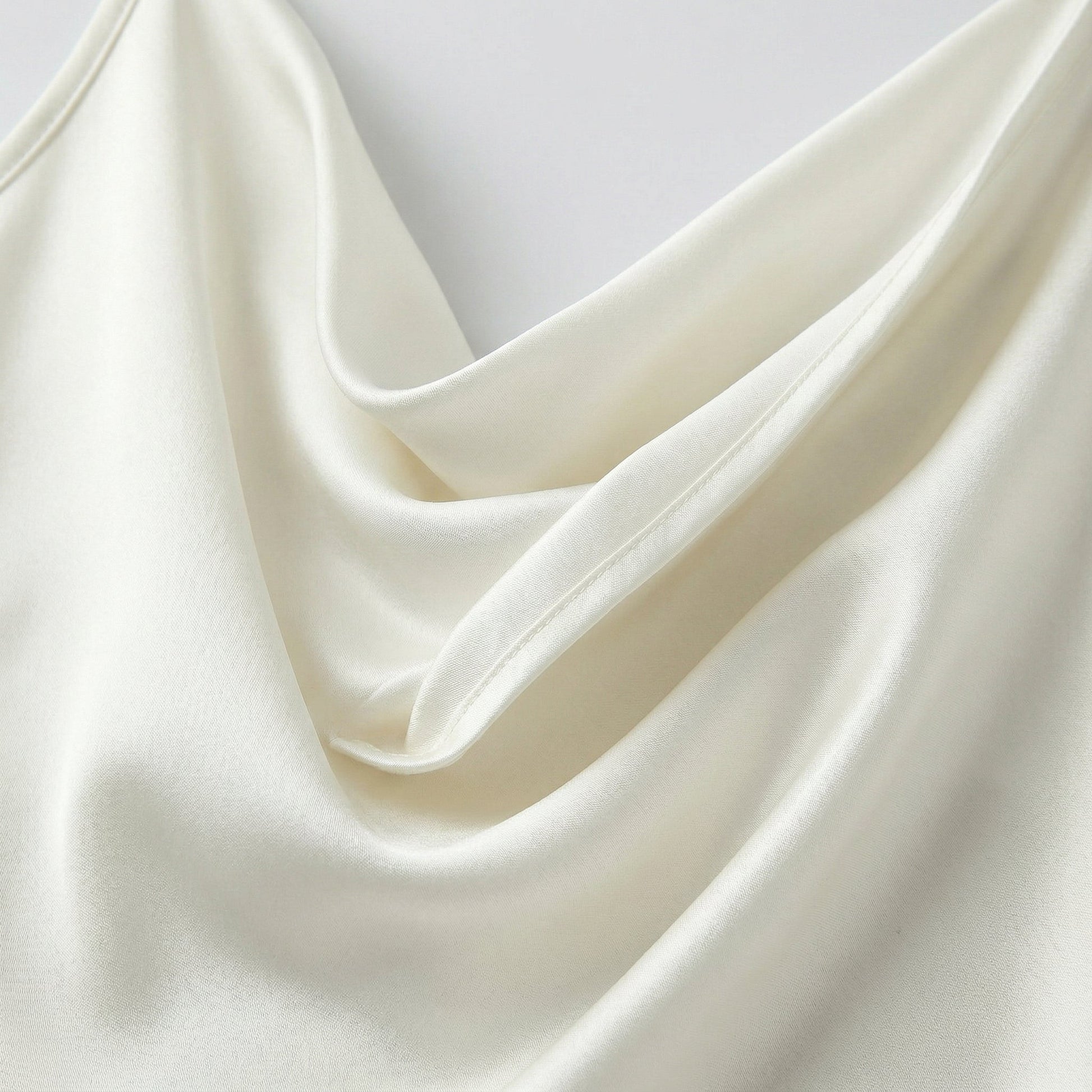 Cremeweißes satinähnliches Damen-Camisole-Top mit Wasserfallausschnitt und dünnen Trägern, Nahaufnahme