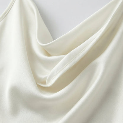 Cremeweißes satinähnliches Damen-Camisole-Top mit Wasserfallausschnitt und dünnen Trägern, Nahaufnahme