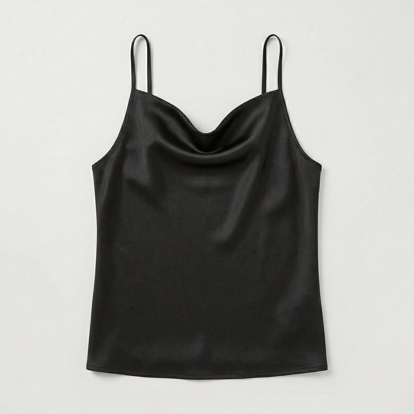 Schwarzes Satin-Top mit Wasserfallausschnitt und dünnen Spaghettiträgern, fließend und ärmellos