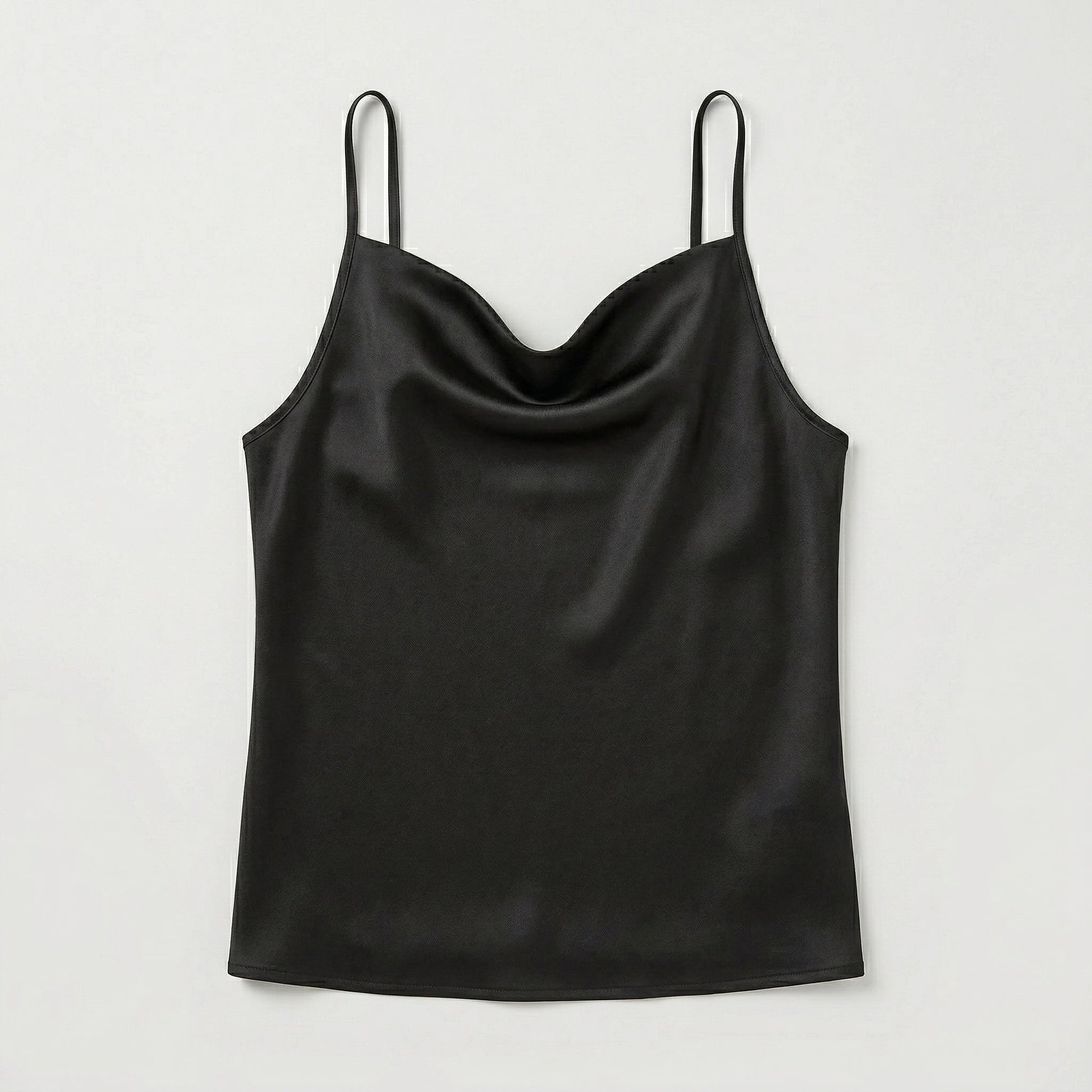 Schwarzes Satin-Top mit Wasserfallausschnitt und dünnen Spaghettiträgern, fließend und ärmellos