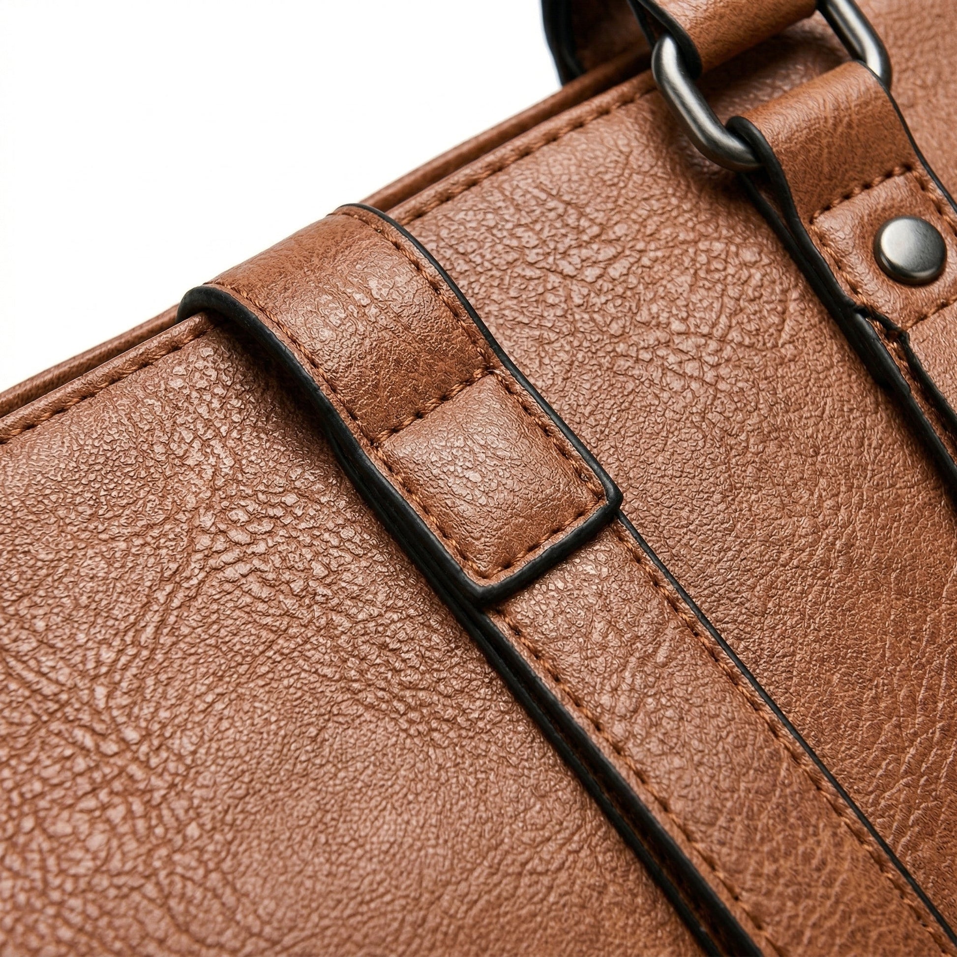 Nahaufnahme braune PU-Ledertasche mit genarbter Oberfläche und mattschwarzen Metallringen