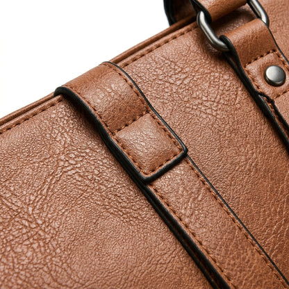 Nahaufnahme braune PU-Ledertasche mit genarbter Oberfläche und mattschwarzen Metallringen