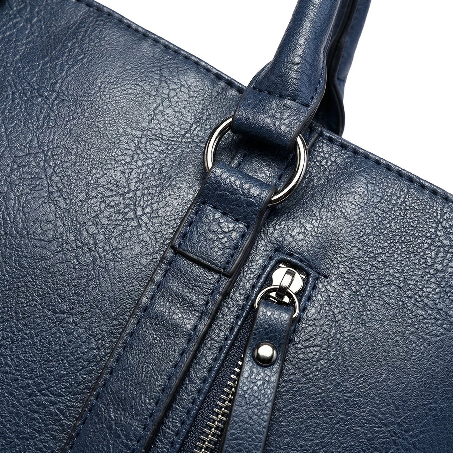 Nahaufnahme dunkelblaue Damenhandtasche aus strukturiertem PU-Leder mit silberfarbenem Reißverschluss und D-Ring
