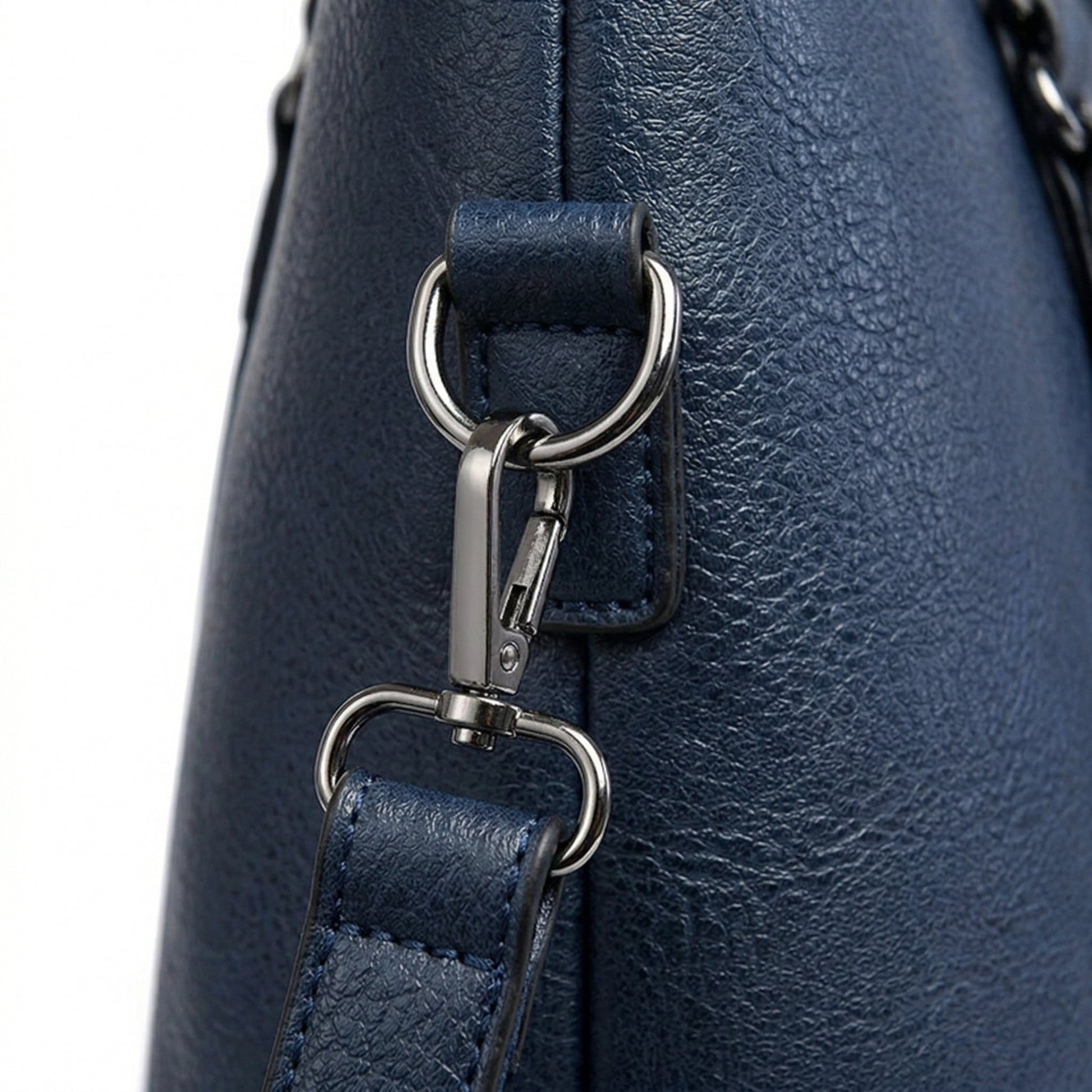 Nahaufnahme dunkelblaue PU-Lederhandtasche mit silbernem Karabinerverschluss und D-Ring