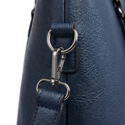 Nahaufnahme dunkelblaue PU-Lederhandtasche mit silbernem Karabinerverschluss und D-Ring