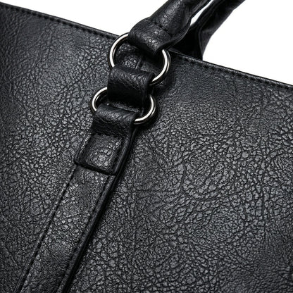 Schwarze genarbte PU-Leder Schultertasche mit silbernen Metallringen und breitem Henkel, Nahaufnahme