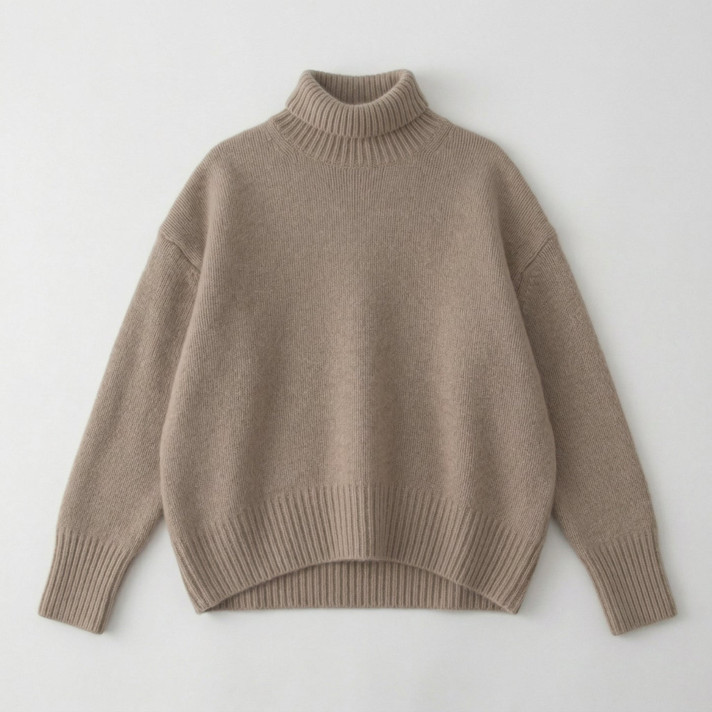 Beiger Damen-Strickpullover mit hohem Rollkragen und geripptem Saum, flach liegend