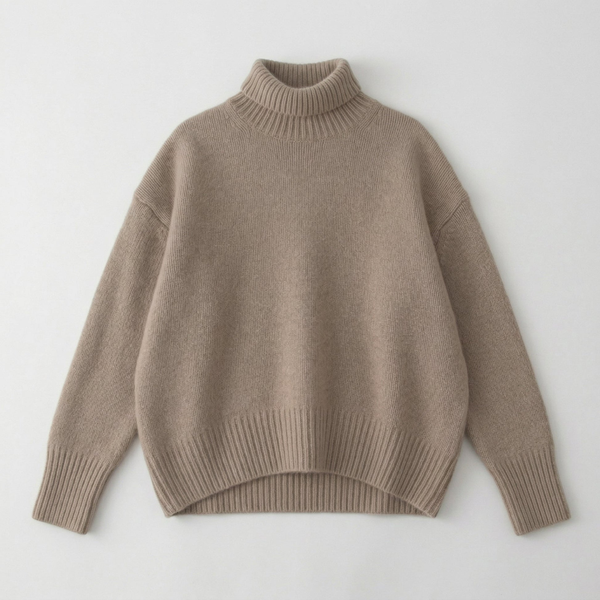 Beiger Damen-Strickpullover mit hohem Rollkragen und geripptem Saum, flach liegend