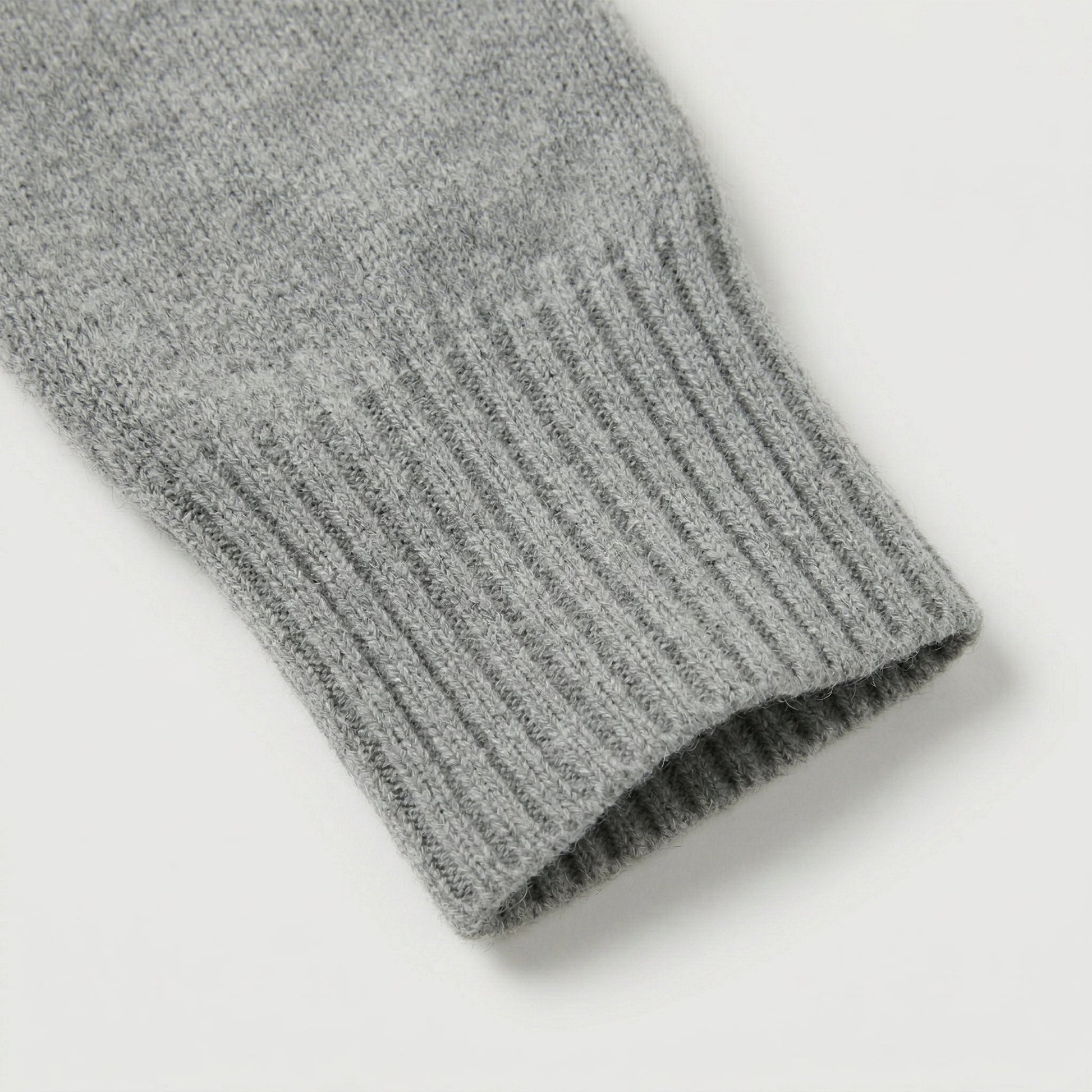 Hellgrauer gestrickter Pullover mit geripptem Ärmelbündchen, Detailansicht