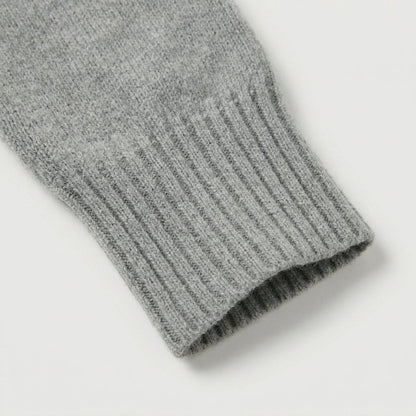 Hellgrauer gestrickter Pullover mit geripptem Ärmelbündchen, Detailansicht