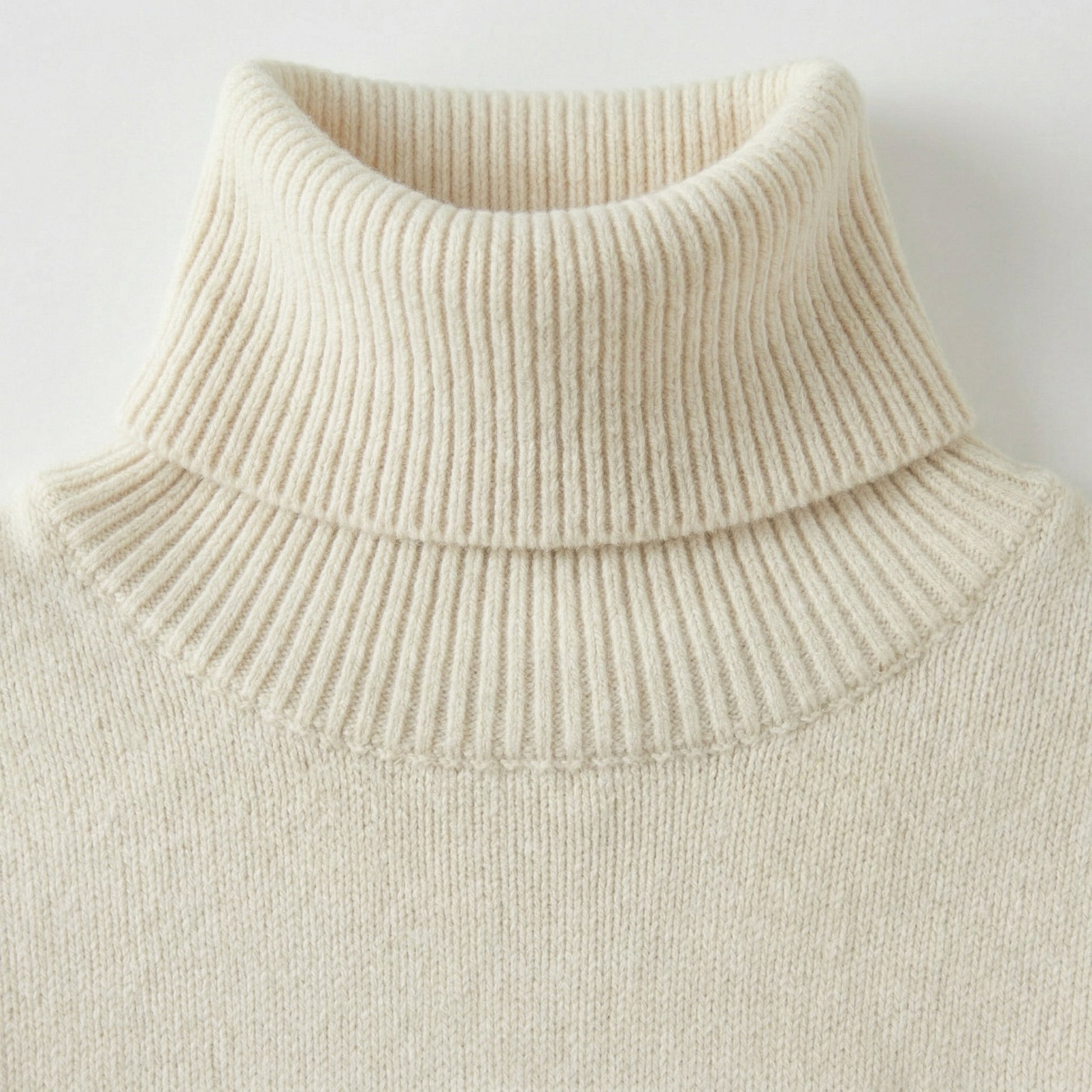 Cremefarbener hochgeschlossener Rollkragenpullover mit feiner Rippenstruktur am Kragen, Nahaufnahme