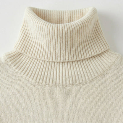 Cremefarbener hochgeschlossener Rollkragenpullover mit feiner Rippenstruktur am Kragen, Nahaufnahme