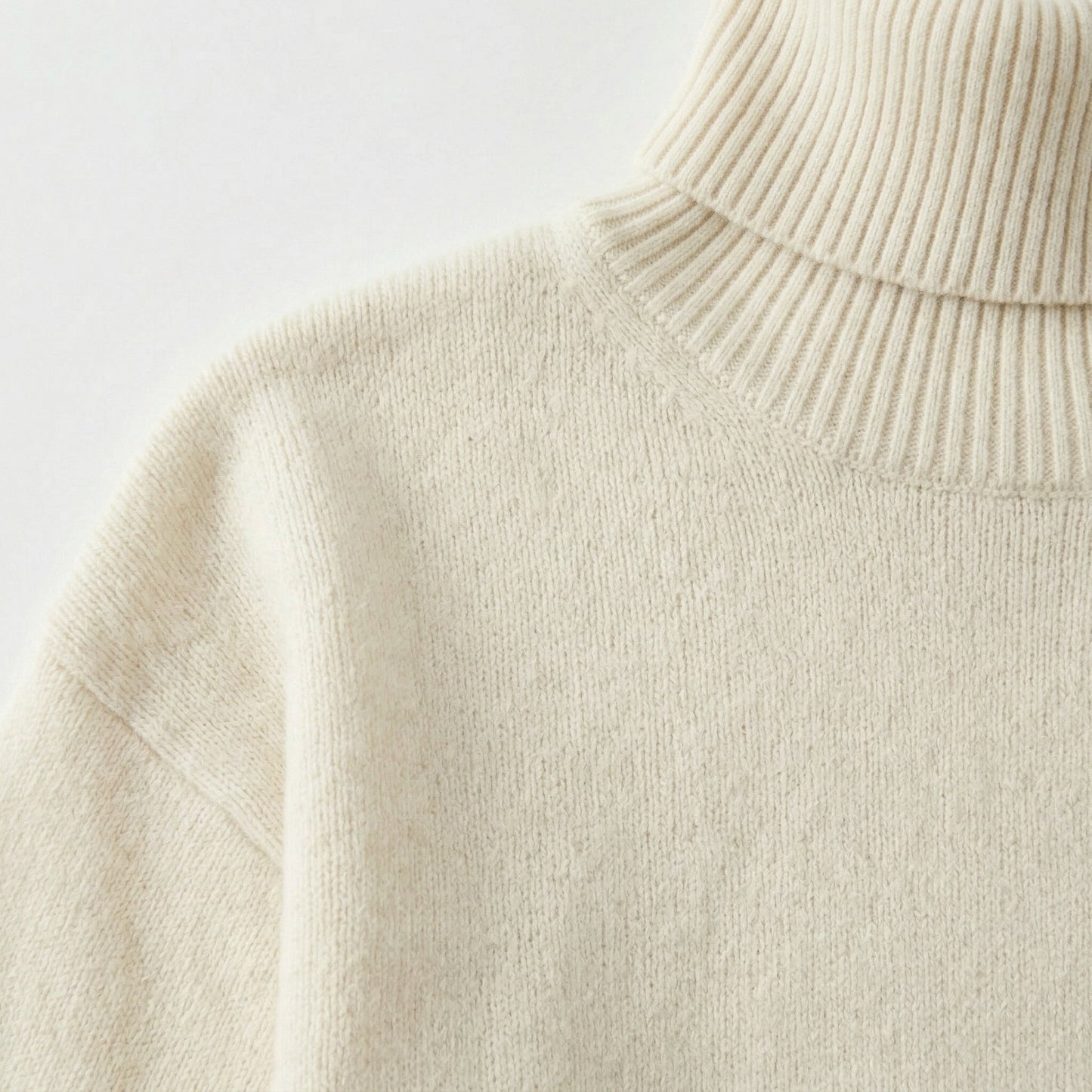Cremeweißer Damen-Strickpullover mit hohem Rollkragen und feinem Maschenbild, Nahaufnahme