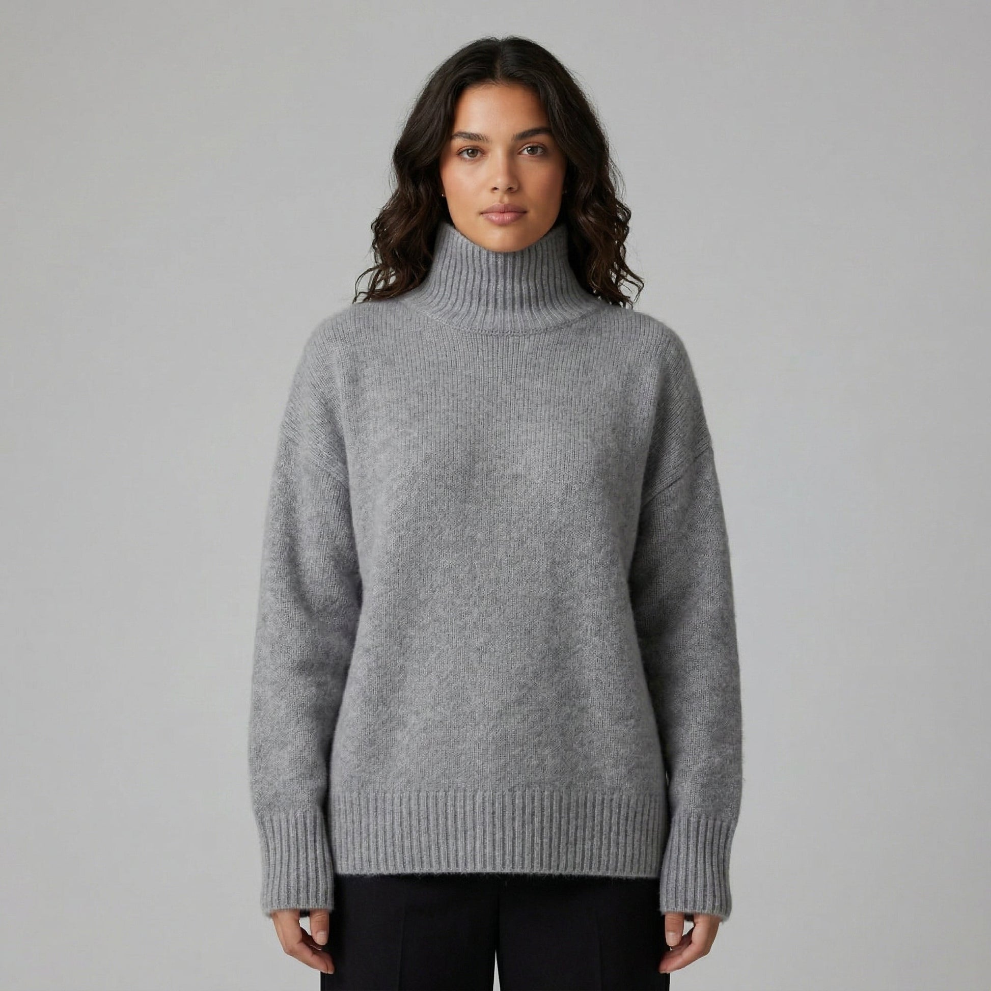 Hellgrauer, hochgeschlossener Strickpullover mit Rollkragen und langen Ärmeln, frontale Ansicht