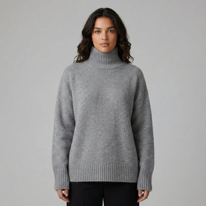 Hellgrauer, hochgeschlossener Strickpullover mit Rollkragen und langen Ärmeln, frontale Ansicht