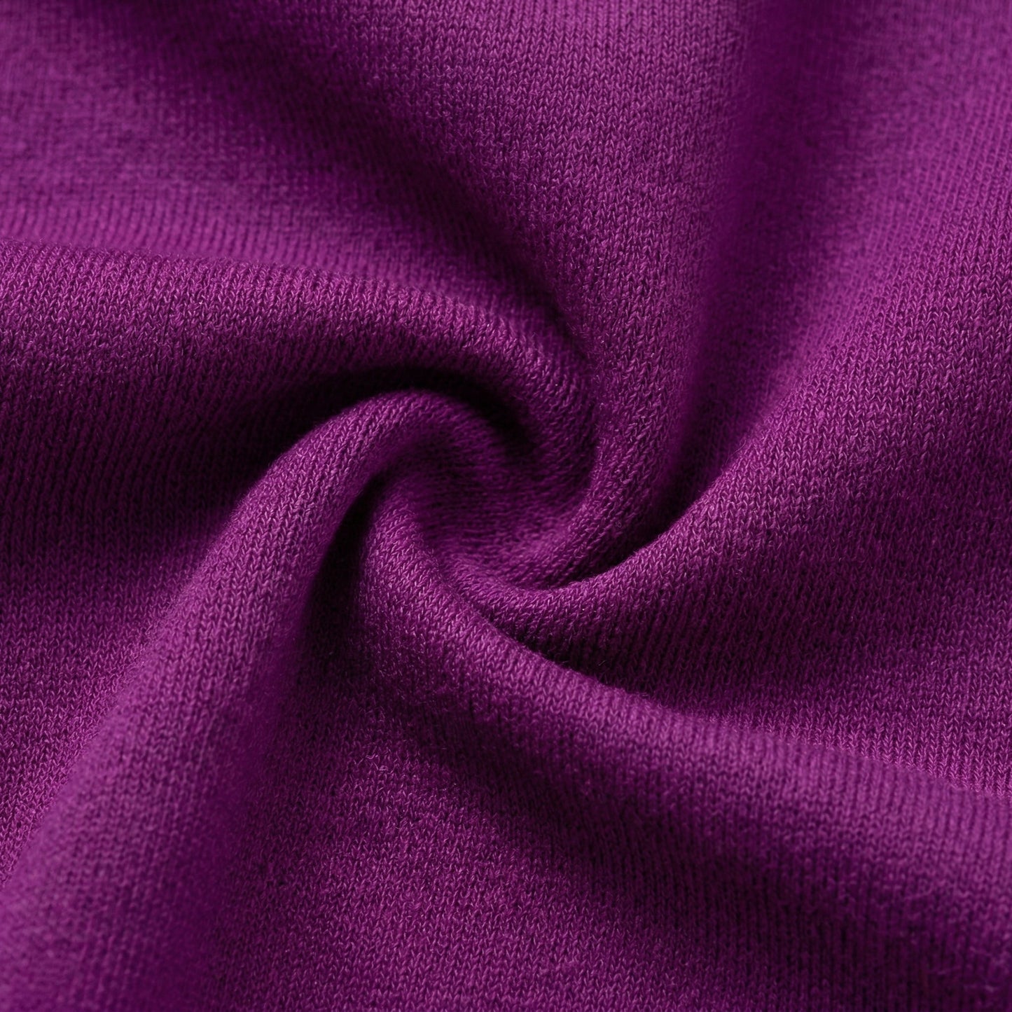 Feiner violetter Strickstoff mit glatter, dichter Maschenstruktur, Detailaufnahme