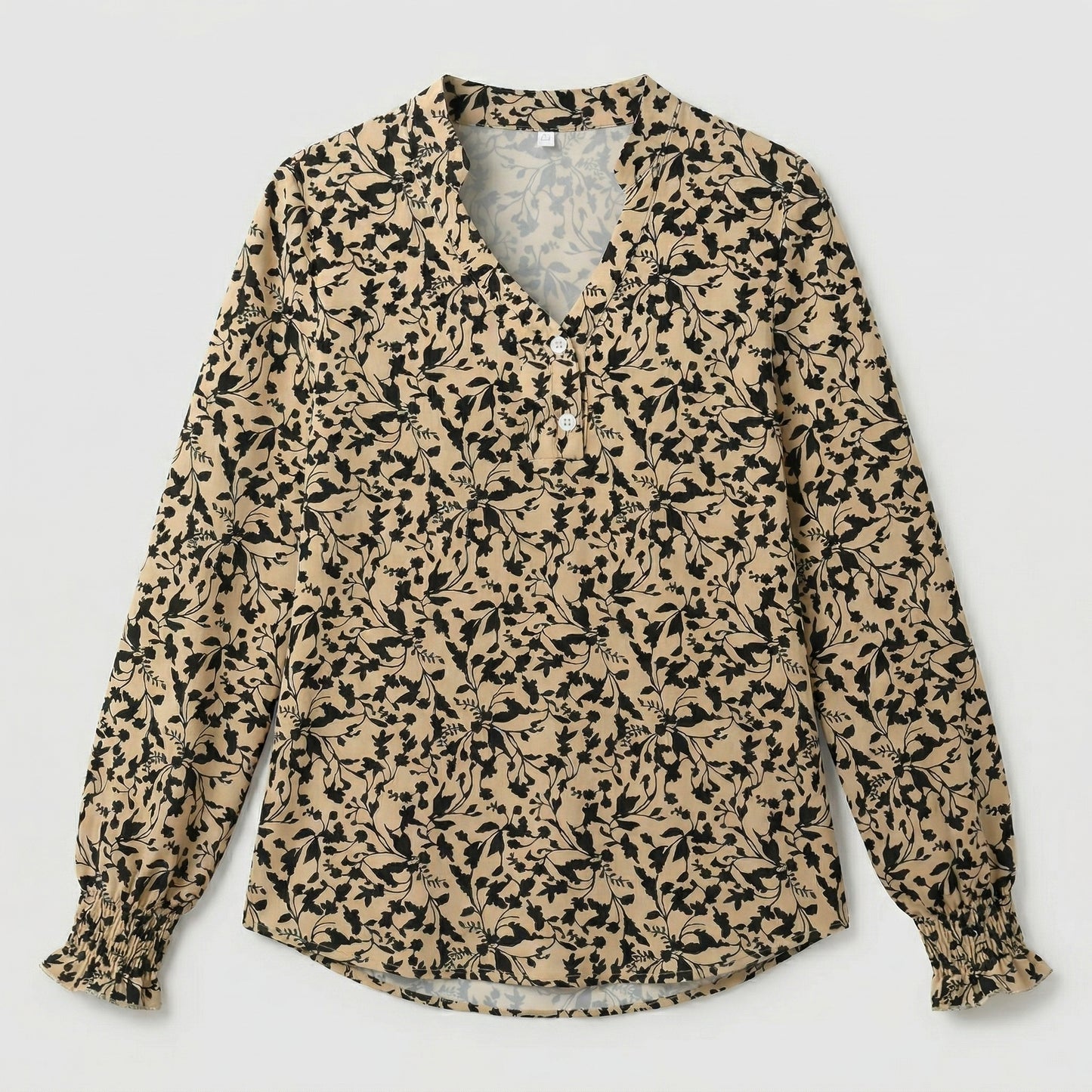Beige Bluse mit schwarzem floralen Muster, V-Ausschnitt, Knopfleiste und gerafften langen Ärmeln, frontansicht