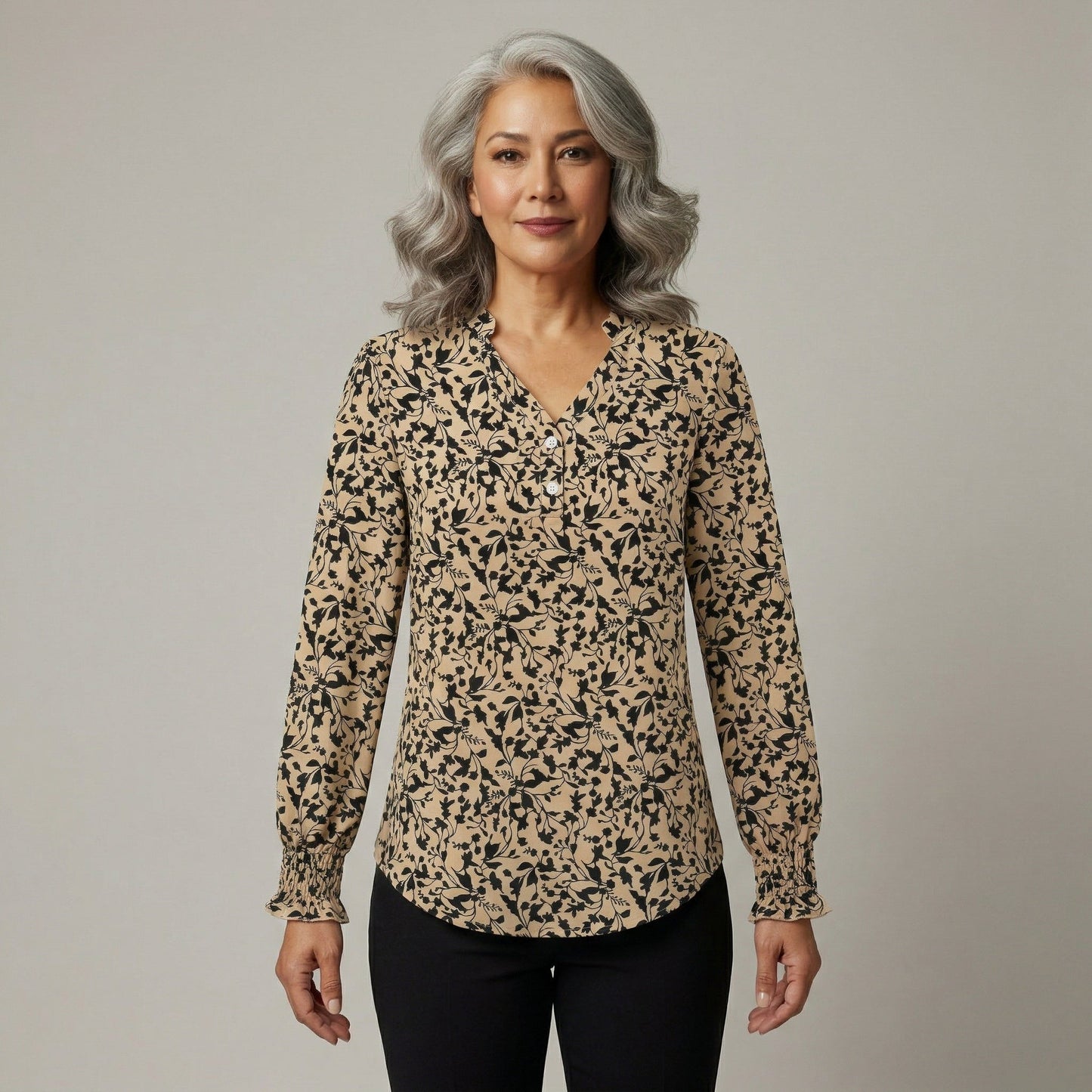 Beige Damenbluse mit schwarzem Blumenmuster, V-Ausschnitt, Puffärmeln und Knopfleiste, frontale Ansicht