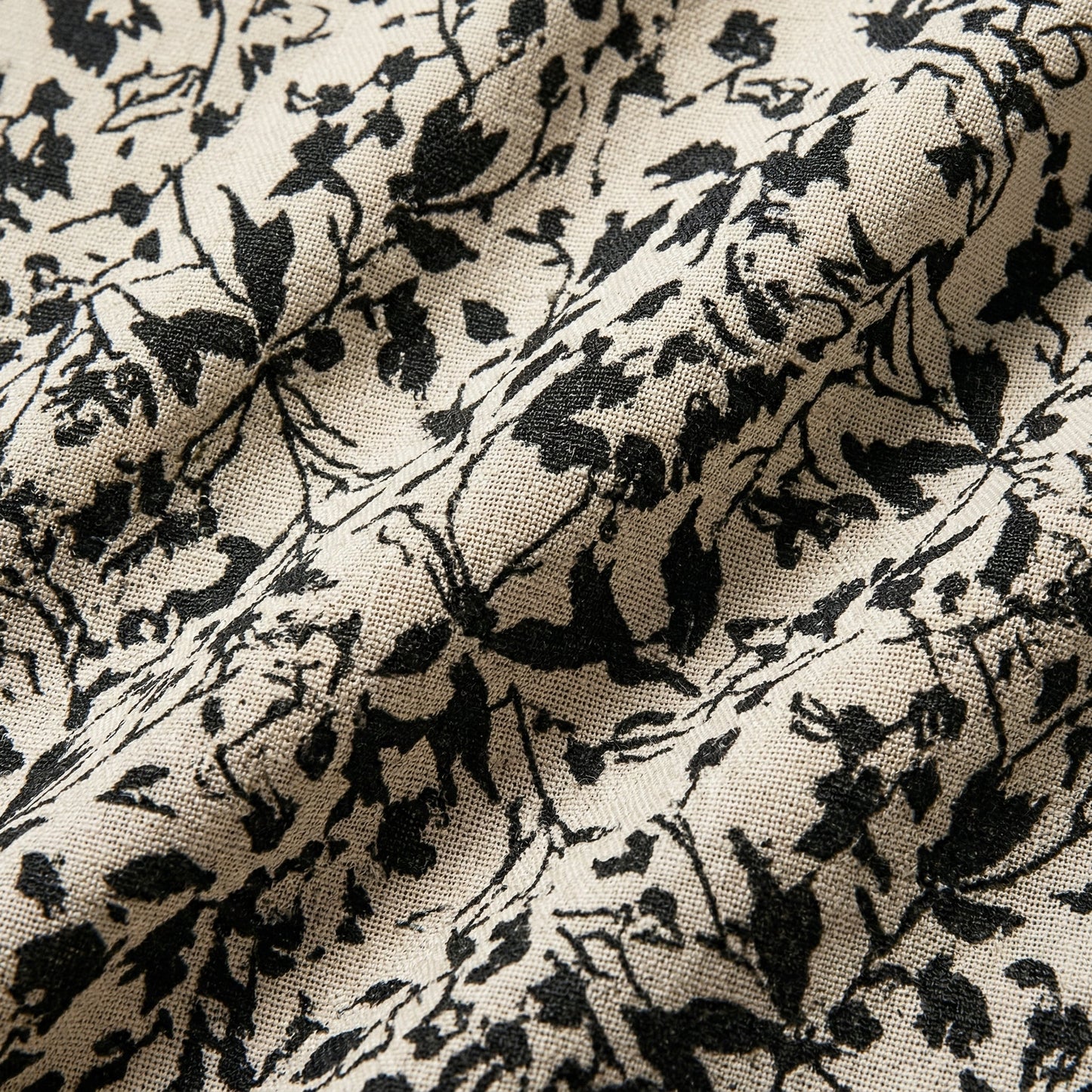Beiger Leinenstoff mit schwarzem floralen Print und grober Webstruktur, Detailansicht