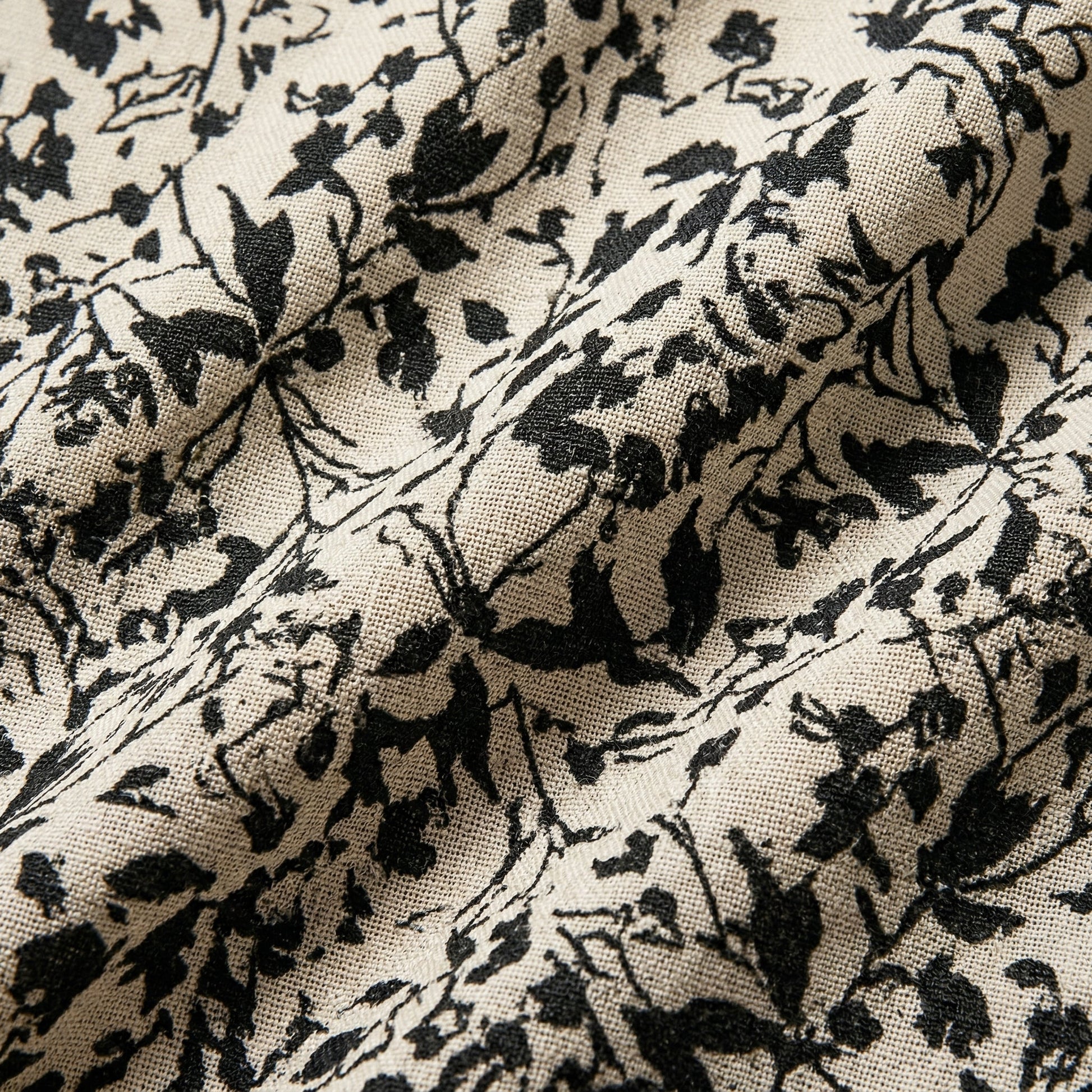 Beiger Leinenstoff mit schwarzem floralen Print und grober Webstruktur, Detailansicht