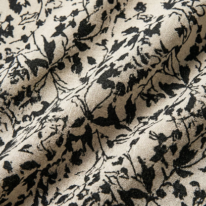 Beiger Leinenstoff mit schwarzem floralen Print und grober Webstruktur, Detailansicht