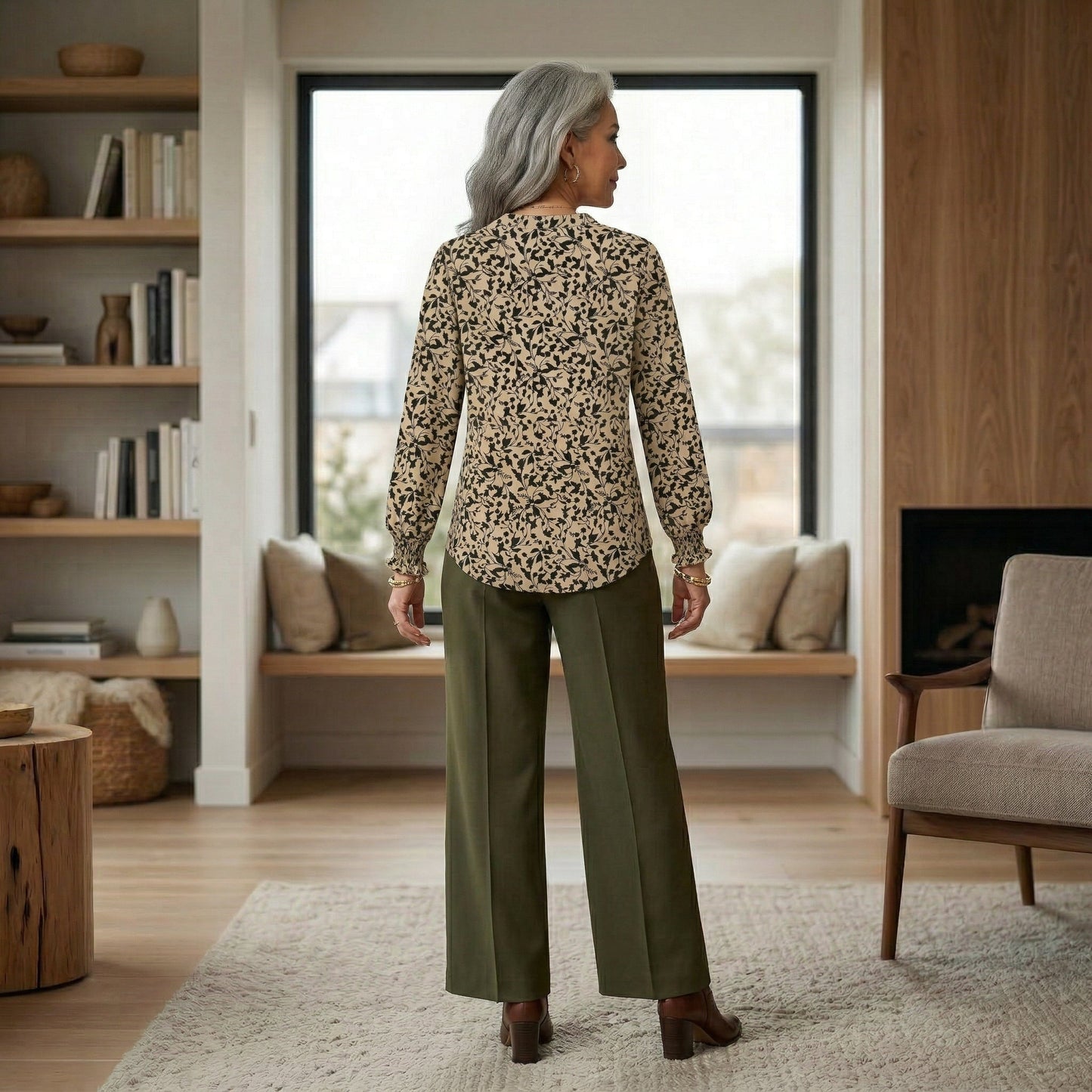 Rückansicht beige Bluse mit schwarzem Blumenmuster und langen Puffärmeln, getragen mit grüner Hose