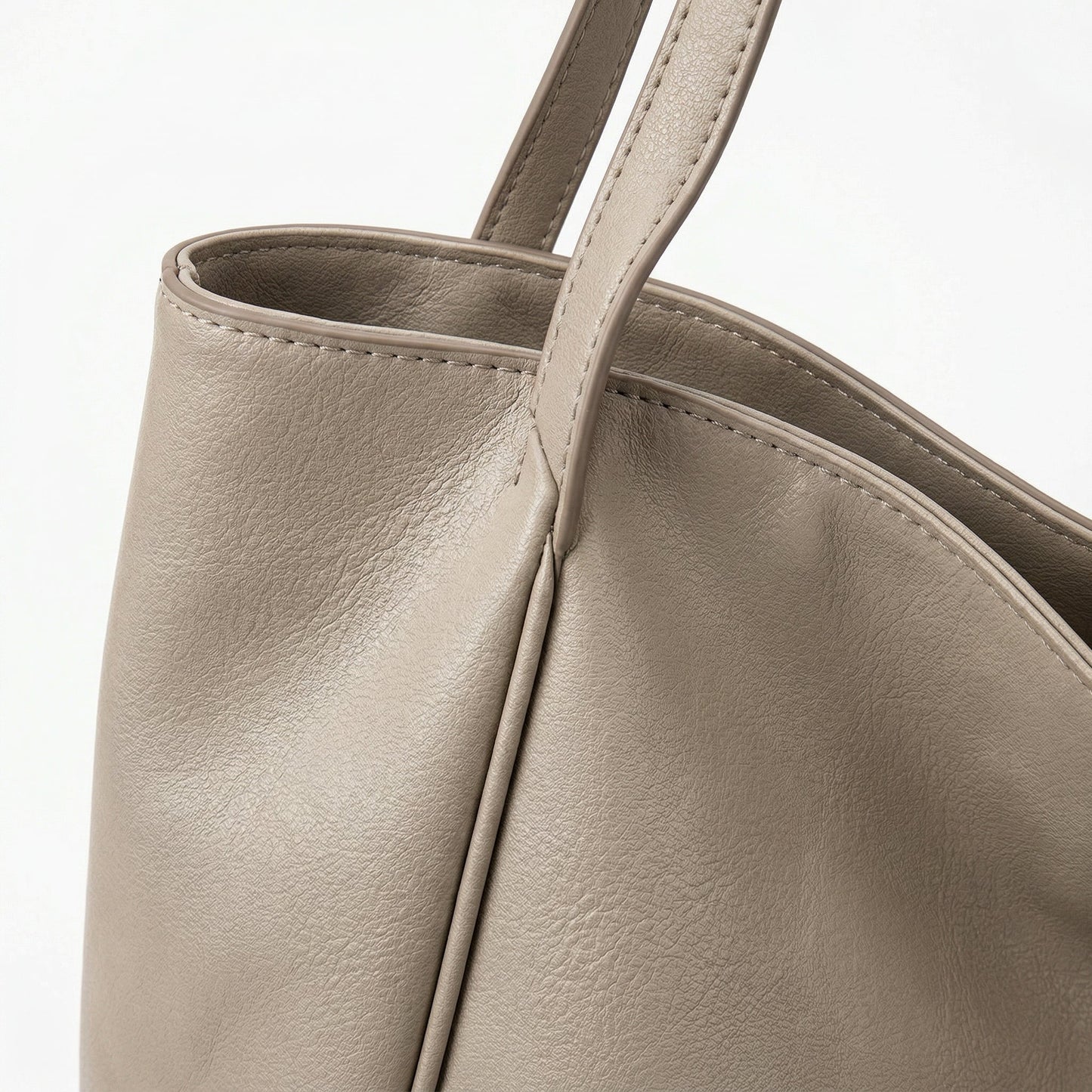 Beige Damen Tote Bag aus glattem Kunstleder mit zwei flachen Tragehenkeln, Nahaufnahme