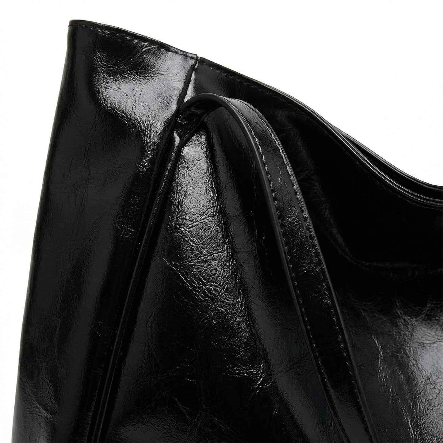 Schwarze glänzende Tote Bag aus lackiertem Kunstleder mit breitem Tragegriff, Nahaufnahme