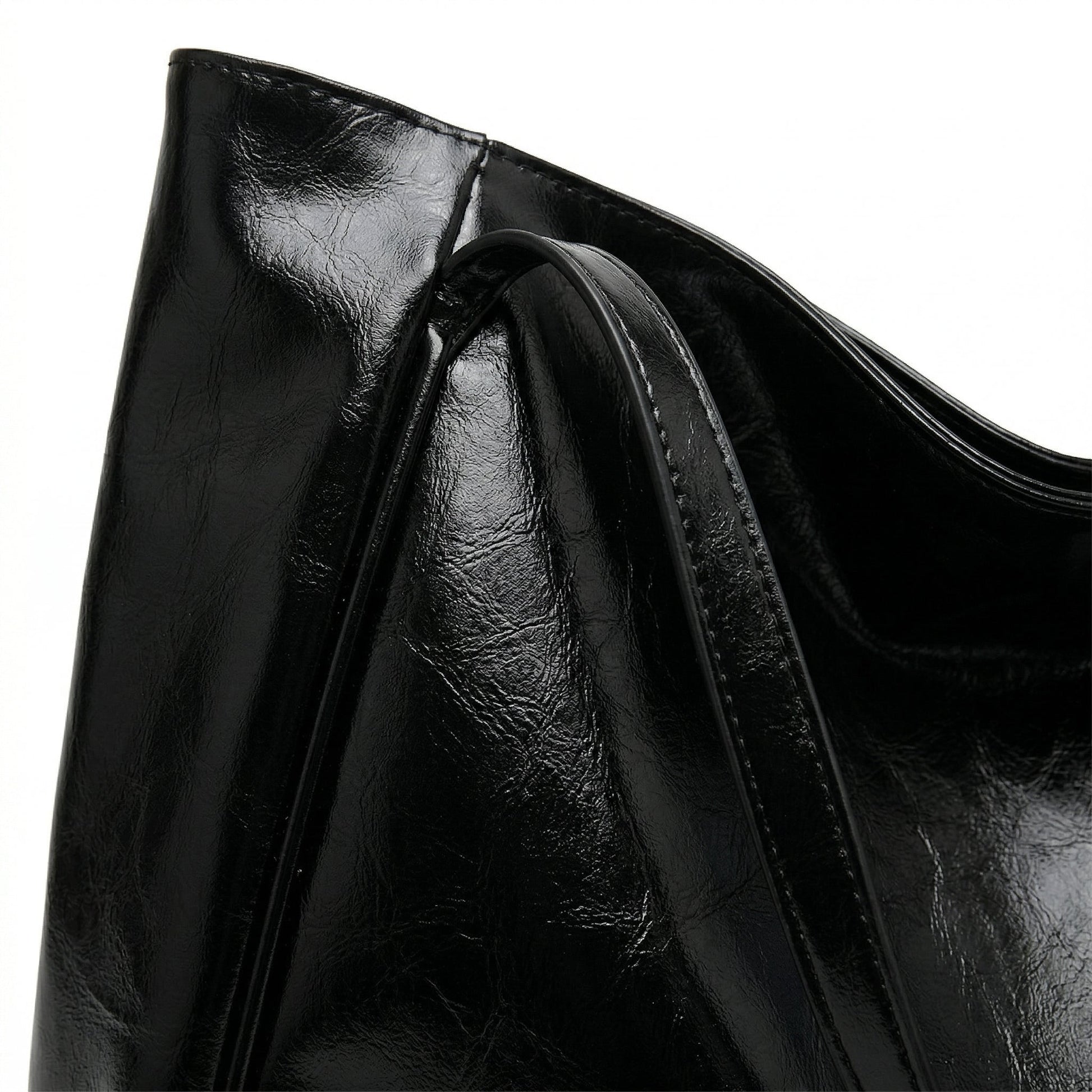 Schwarze glänzende Tote Bag aus lackiertem Kunstleder mit breitem Tragegriff, Nahaufnahme