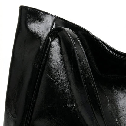 Schwarze glänzende Tote Bag aus lackiertem Kunstleder mit breitem Tragegriff, Nahaufnahme