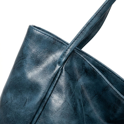 Dunkelblaue glänzende Vintage Tote Bag aus weichem Leder mit einfachem Schulterriemen, Nahaufnahme