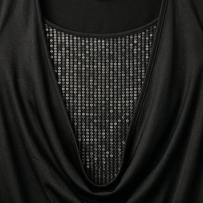 Schwarzes Langarmshirt mit weitem Ausschnitt und silbernen Perlen- oder Paillettenbesatz im Brustbereich