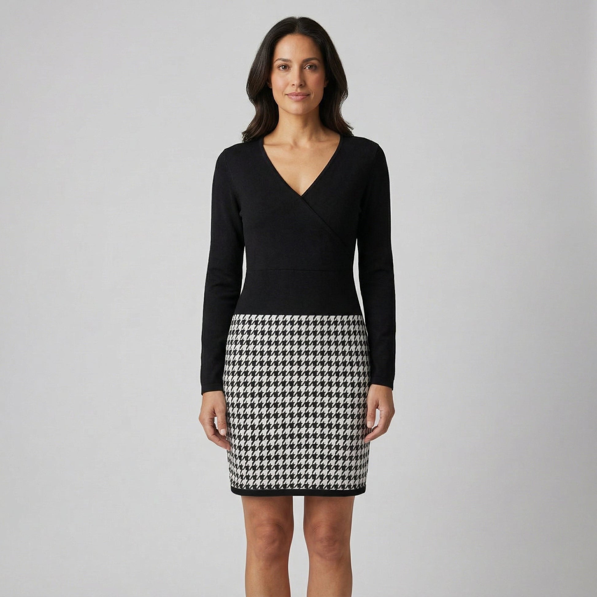 Schwarzes Damenkleid mit V-Ausschnitt und langem Arm, Hahnentritt-Muster am Rock, knielang