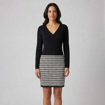 Schwarzes Damenkleid mit V-Ausschnitt und langem Arm, Hahnentritt-Muster am Rock, knielang