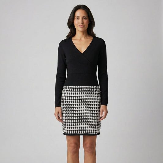 Schwarzes Damenkleid mit V-Ausschnitt und langem Arm, Hahnentritt-Muster am Rock, knielang