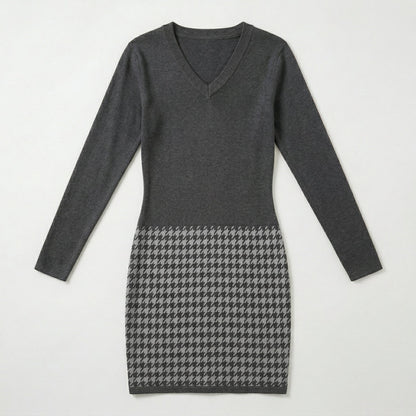 Dunkelgraues Strickkleid mit V-Ausschnitt, langärmlig, mit Hahnentritt-Muster am Rockteil