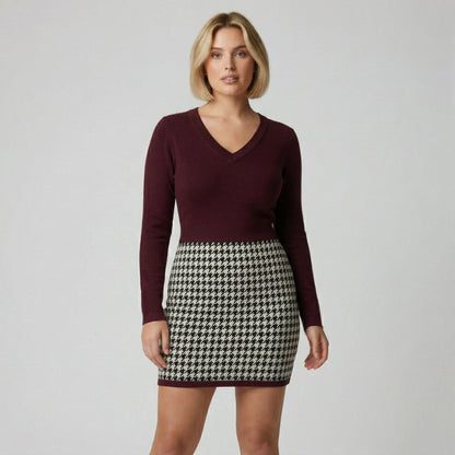 Figurbetontes Strickkleid mit weinrotem V-Ausschnitt-Oberteil und Hahnentrittmuster-Rock, frontale Ansicht