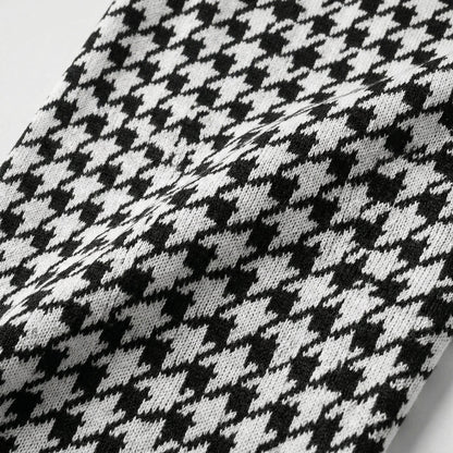 Schwarz-weißes Hahnentrittmuster auf gestricktem Stoff, Nahaufnahme der Textur