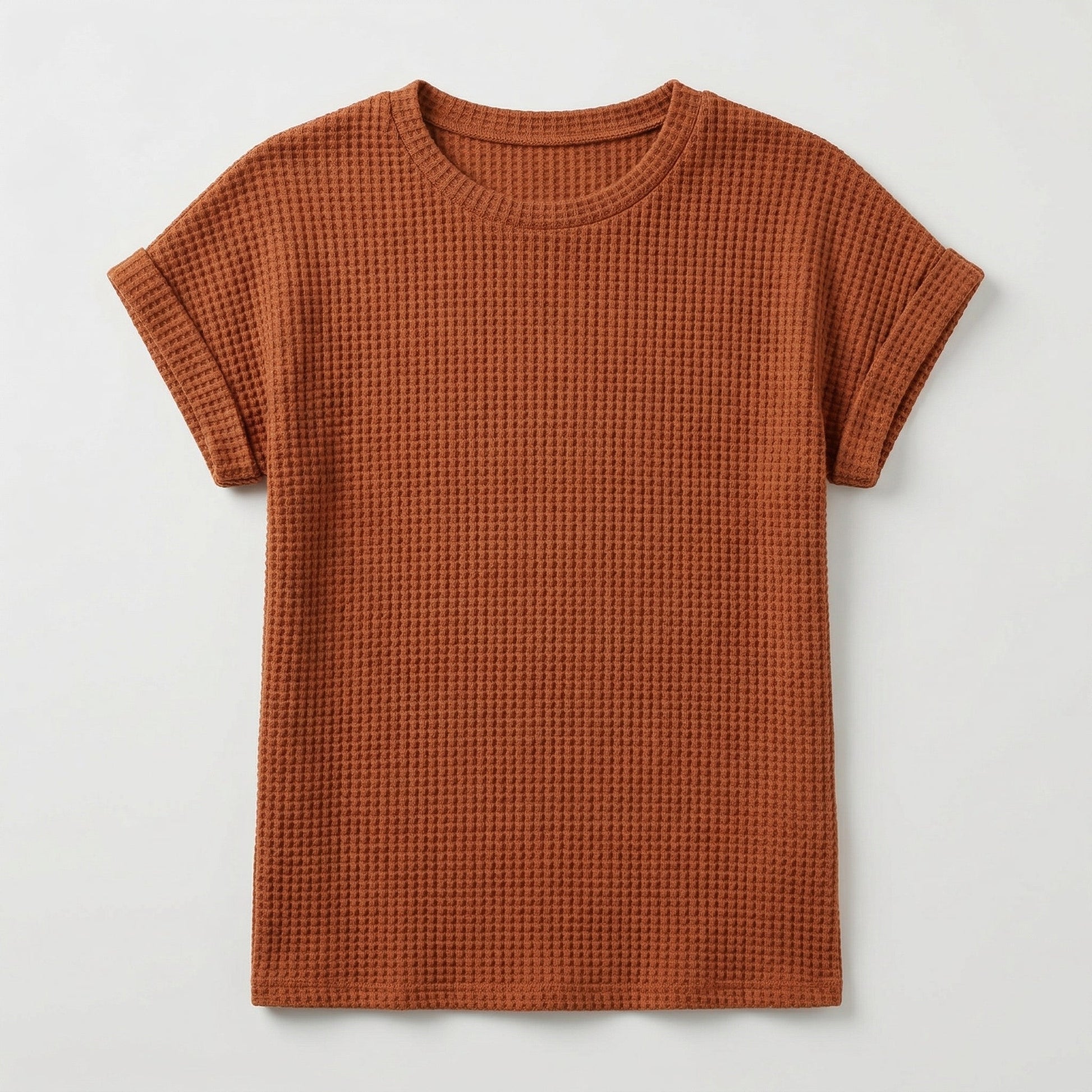 Rostbraunes kurzärmeliges T-Shirt mit Waffelstrick und Rundhalsausschnitt, flach liegend
