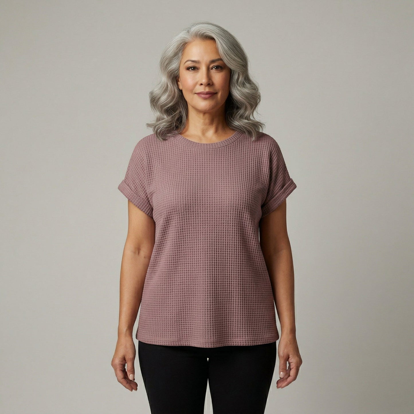 Damen-T-Shirt in Mauve mit Waffelstruktur, Rundhalsausschnitt und kurzen umgeschlagenen Ärmeln, frontale Ansicht