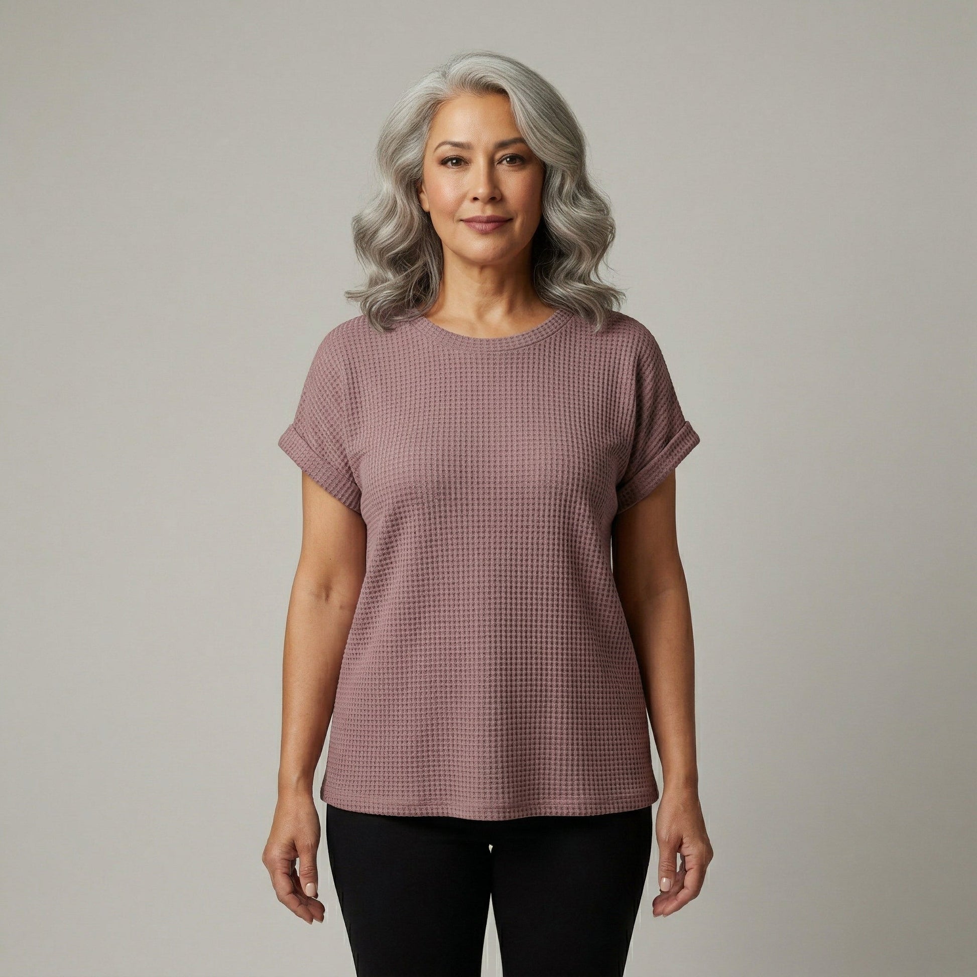 Damen-T-Shirt in Mauve mit Waffelstruktur, Rundhalsausschnitt und kurzen umgeschlagenen Ärmeln, frontale Ansicht