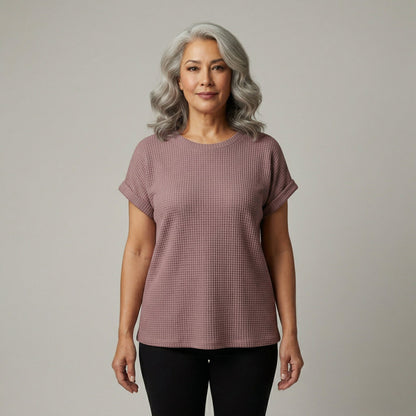 Damen-T-Shirt in Mauve mit Waffelstruktur, Rundhalsausschnitt und kurzen umgeschlagenen Ärmeln, frontale Ansicht